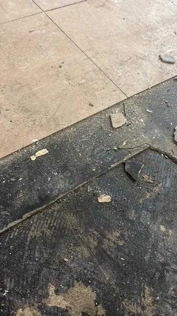 Black bitumen mastic floor removal in a N22 flat